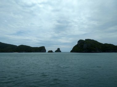 Dağlı Güzel Deniz Burnu, Mavi Okyanus ve Temiz Gök Altındaki Adalar Ang Tanga Ulusal Deniz Parkı, Koh Samui, Tayland