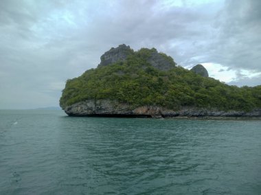 Dağlı Güzel Deniz Burnu, Mavi Okyanus ve Temiz Gök Altındaki Adalar Ang Tanga Ulusal Deniz Parkı, Koh Samui, Tayland
