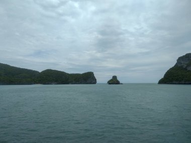 Dağlı Güzel Deniz Burnu, Mavi Okyanus ve Temiz Gök Altındaki Adalar Ang Tanga Ulusal Deniz Parkı, Koh Samui, Tayland