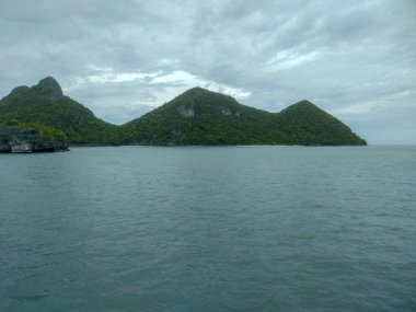 Dağlı Güzel Deniz Burnu, Mavi Okyanus ve Temiz Gök Altındaki Adalar Ang Tanga Ulusal Deniz Parkı, Koh Samui, Tayland