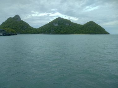 Dağlı Güzel Deniz Burnu, Mavi Okyanus ve Temiz Gök Altındaki Adalar Ang Tanga Ulusal Deniz Parkı, Koh Samui, Tayland