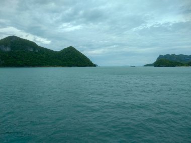 Dağlı Güzel Deniz Burnu, Mavi Okyanus ve Temiz Gök Altındaki Adalar Ang Tanga Ulusal Deniz Parkı, Koh Samui, Tayland