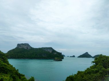 Ang Tanga Ulusal Denizcilik Parkı 'ndaki Dağ tepesinden çarpıcı deniz manzarası, Koh Samui, Tayland