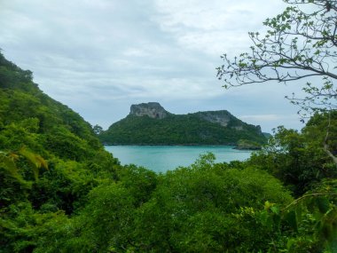 Ang Tanga Ulusal Denizcilik Parkı 'ndaki Dağ tepesinden çarpıcı deniz manzarası, Koh Samui, Tayland