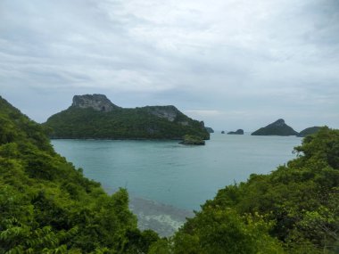 Ang Tanga Ulusal Denizcilik Parkı 'ndaki Dağ tepesinden çarpıcı deniz manzarası, Koh Samui, Tayland