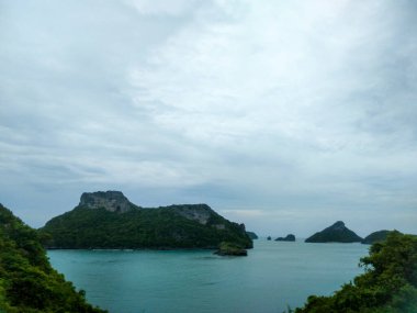 Ang Tanga Ulusal Denizcilik Parkı 'ndaki Dağ tepesinden çarpıcı deniz manzarası, Koh Samui, Tayland
