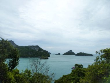 Ang Tanga Ulusal Denizcilik Parkı 'ndaki Dağ tepesinden çarpıcı deniz manzarası, Koh Samui, Tayland
