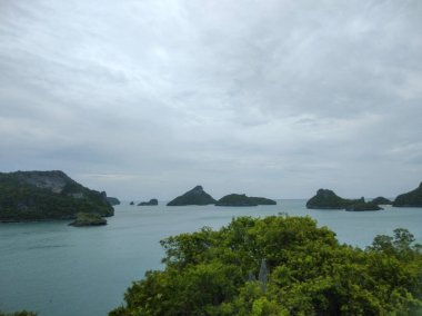 Ang Tanga Ulusal Denizcilik Parkı 'ndaki Dağ tepesinden çarpıcı deniz manzarası, Koh Samui, Tayland