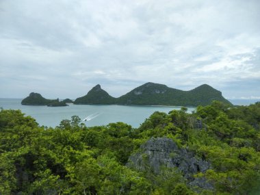 Ang Tanga Ulusal Denizcilik Parkı 'ndaki Dağ tepesinden çarpıcı deniz manzarası, Koh Samui, Tayland