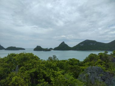 Ang Tanga Ulusal Denizcilik Parkı 'ndaki Dağ tepesinden çarpıcı deniz manzarası, Koh Samui, Tayland