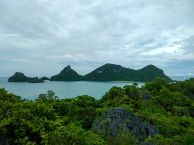 Ang Tanga Ulusal Denizcilik Parkı 'ndaki Dağ tepesinden çarpıcı deniz manzarası, Koh Samui, Tayland