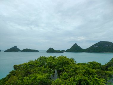 Ang Tanga Ulusal Denizcilik Parkı 'ndaki Dağ tepesinden çarpıcı deniz manzarası, Koh Samui, Tayland