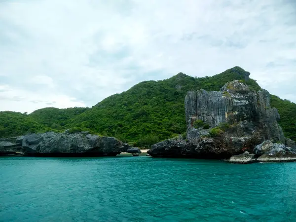 Dağlı Güzel Deniz Burnu, Mavi Okyanus ve Temiz Gök Altındaki Adalar Ang Tanga Ulusal Deniz Parkı, Koh Samui, Tayland