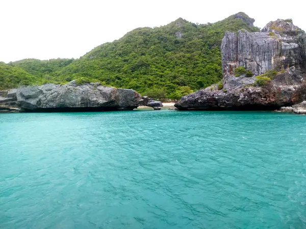 Dağlı Güzel Deniz Burnu, Mavi Okyanus ve Temiz Gök Altındaki Adalar Ang Tanga Ulusal Deniz Parkı, Koh Samui, Tayland