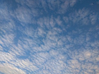 Açık ve Parlak Arkaplanda Beyaz Kabarık Bulutlu Mavi Gökyüzü