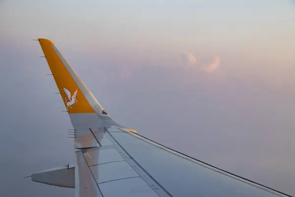 Güneş doğarken bulutların üzerinde Pegasus havayolu ile Türkiye 'ye