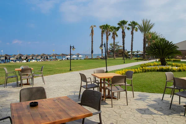 Antalya 'daki bir otel kompleksinde açık ve güzel sahil manzaralı harika restoranlar.