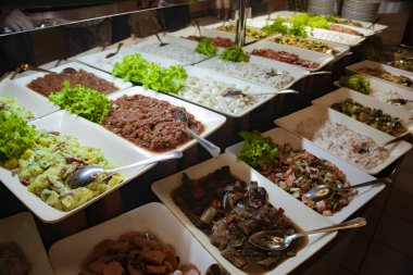 Türkiye 'nin Antalya kentindeki bir otel kompleksinin restoranında bir sürü seçeneği olan lezzetli bir akşam yemeği.