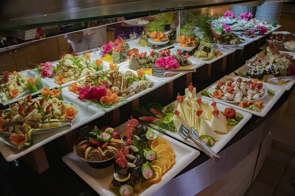 Türkiye 'de tatilciler için güzel dekore edilmiş akşam büfesi Antalya