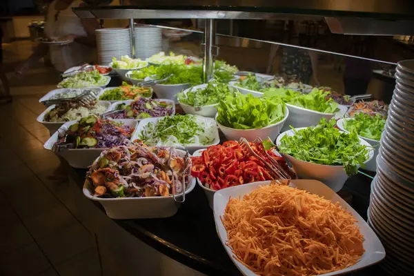 Kendinizi Antalya hindisine karıştırmak için çeşitli lezzetli hazır salatalar ve sebze kesme ile renklendirilmiş açık büfe.