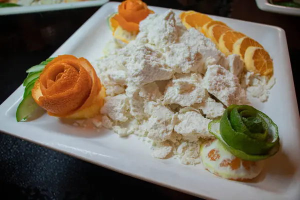 Türkiye 'de bir otel restoranında portakallarla süslenmiş tipik Türk peyniri spesiyali, limonlar tabakta.