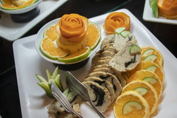 Antalya 'da bir otel restoranında güzel dekorasyonlu Türk eti hazırlama