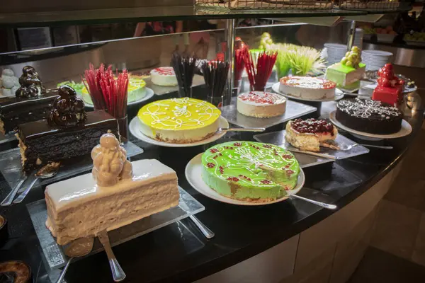 Türkiye 'de Antalya' da bir restoranda farklı renklerde lezzetli bir Türk pasta büfesi