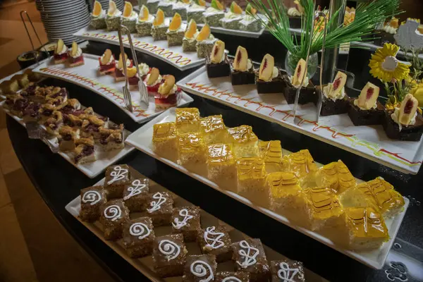 Türkiye 'de Antalya' da bir otel restoranında tatilde lezzetli pasta tatlısı