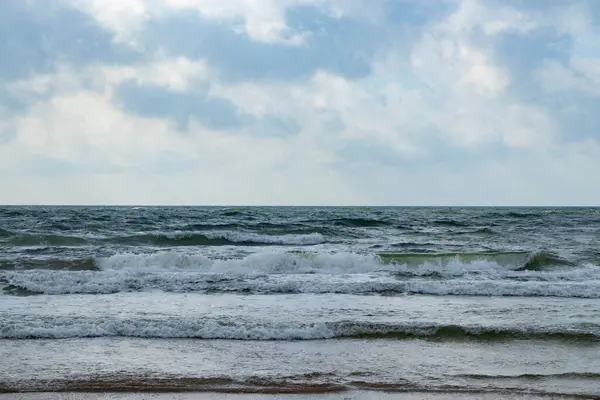 Danimarka 'da dalgalar ve koyu gri bulutlarla güzel Kuzey Denizi