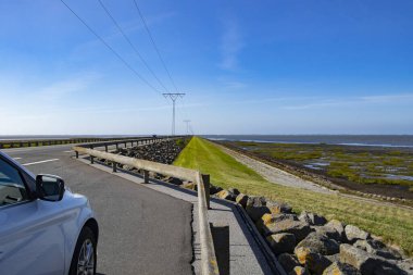 Danimarka 'daki Romo Adası köprüsünde deniz manzaralı güzel bir dinlenme yeri.