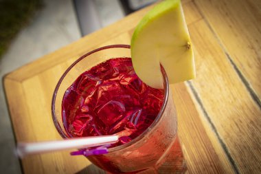 Antalya 'da tatilde kırmızı, lezzetli, soğuk bir kokteylin tadını çıkar.