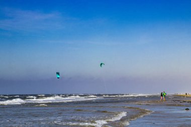 Mavi gökyüzü ve arka planda sörfçüler olan güzel mavi Kuzey Denizi Rm Danimarka