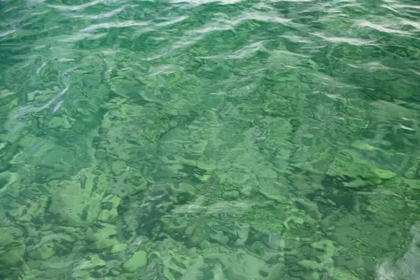 Kemer Antalya 'daki sahilde güzel turkuaz deniz suyu