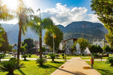 Goynuk şehrinde büyük dağlar, palmiye ağaçları, bitkiler, ağaçlar ve güzel bir çeşme ile güzel bir park (Kemer / Antalya)