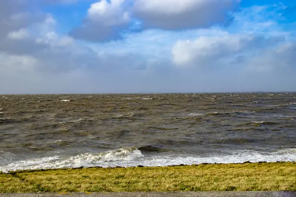 Güzel Kuzey Denizi Romo Danimarka 'da fırtınalı, güneşli sonbahar günlerinde