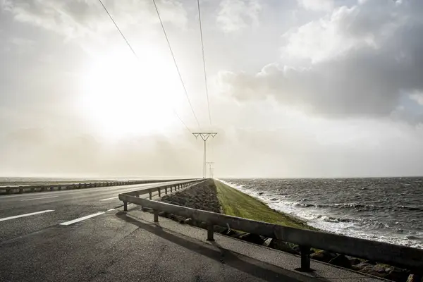 Romo Danimarka 'nın Romodaemningen bölgesinde deniz manzaralı güzel bir yol.