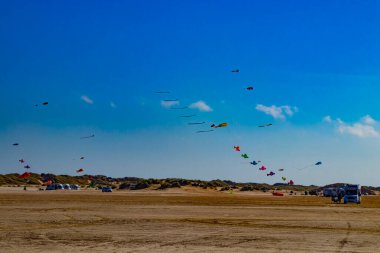 Danimarka 'daki Romo Adası' nda bir sürü renkli uçurtma balığı ve uçurtma figürü var.