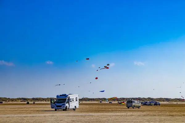 Danimarka 'nın popüler Romo adasında bir sürü renkli uçurtma uçuyor.