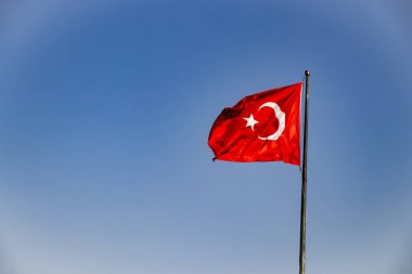 Türkiye 'nin Goynuk kentinin arka planında mavi gökyüzü dalgalı, kırmızı, Türk bayrağı