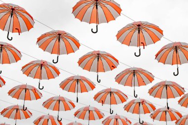 Türkiye 'de Kemer, Beldibi' de bir merkez üzerinde beyaz, turuncu çizgili, yüzen şemsiyeler