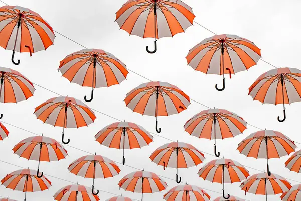 Türkiye 'de Kemer, Beldibi' de bir merkez üzerinde beyaz, turuncu çizgili, yüzen şemsiyeler