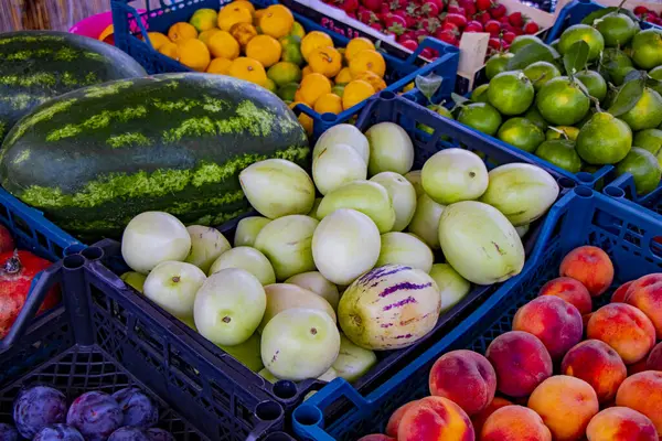 Türkiye 'de, Beldibi' de, Kemer 'de, Antalya' da bir tezgahta kutulara doldurulmuş bir sürü renkli, lezzetli meyve var.