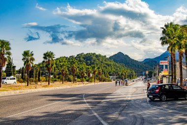 Türkiye 'nin Goynuk ilçesinde büyük bir cadde, birçok güzel palmiye ağaçları ve güzel dağları olan Kemer.
