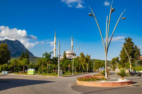 Türkiye 'nin Gynk, Kemer ilçesinde güzel manzaralı ve mavi gökyüzü olan bir trafik çemberi.