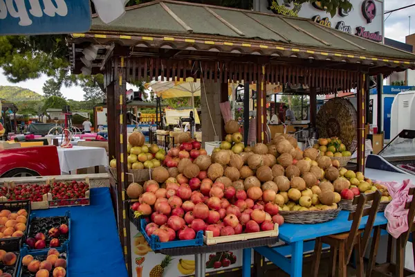5 Ekim 2019 'da Goynuk, Kemer, Antalya Türkiye' de nar, hindistan cevizi, rendelenmiş meyve gibi lezzetli egzotik meyveler satan bir meyve tezgahı.