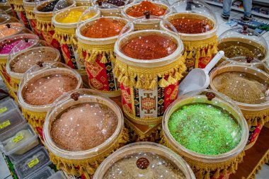 Beldibi, Kemer, Antlaya Türkiye 'deki bir Türk mağazasından tipik, büyük, güzel ve baharatlı kaplar.