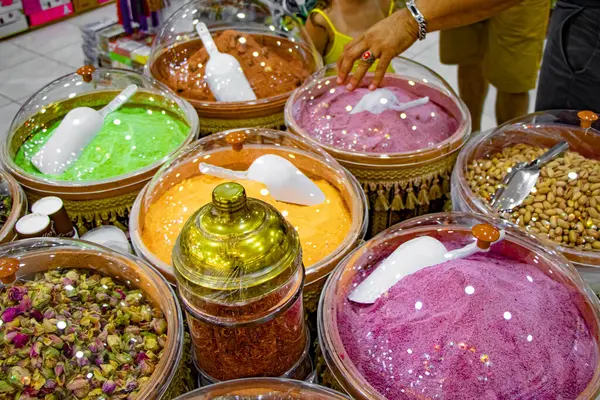 Beldibi, Kemer, Antalya Türkiye 'deki büyük bir konteynırda tipik Türk renkli çayları, çiçek çayları, şam fıstıkları, baharatlar