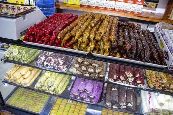 Lokum, 5 Ekim 2019 'da Beldibi, Kemer, Antalya Türkiye' de bir mağazada popüler renkli Türk tatlıları sundu.