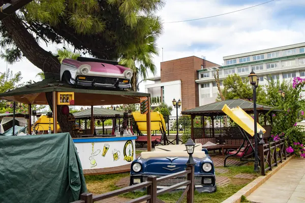 Goynuk, Kemer, Antalya Türkiye 'de süslü arabaları olan ilginç, güzel, açık bir shisha barı, 05 Ekim 2019