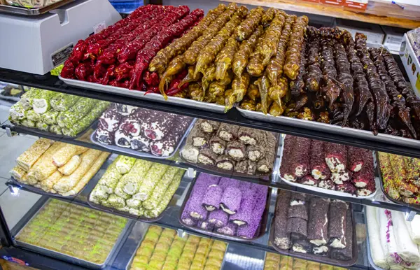 Beldibi, Kemer, Antalya Türkiye 'deki bir mağazada popüler renkli Türk tatlıları Lokum